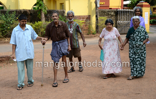 Lok Sabha polling underway in mangalore